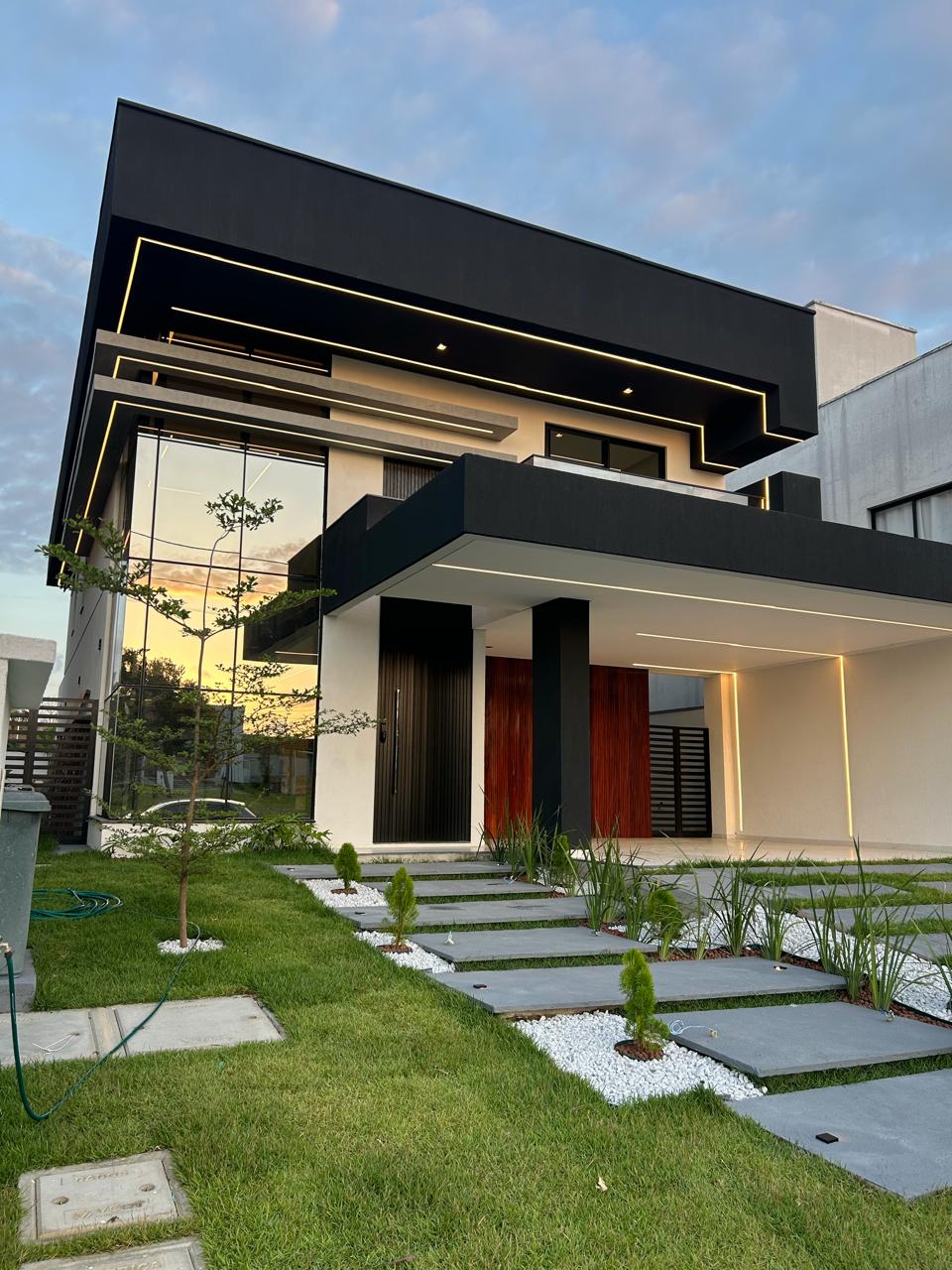 Casa Arcos — fachada ao entardecer, Cidade Alpha, Eusébio-CE